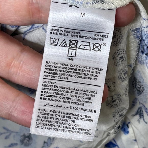 OLD NAVY | Blue and White Floral Sleeveless Racerback Blouse | Size M - Picture 6 of 8